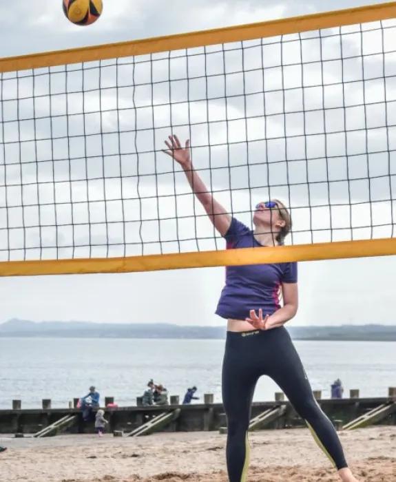 Lana playing volleyvall